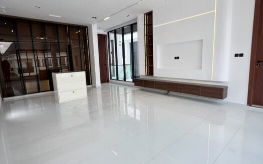 5 Bedroom Detached Duplex VGC